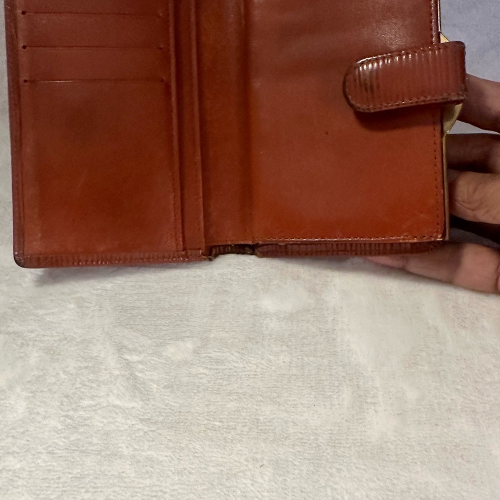 LV EPI preloved kiss lock wallet good condition